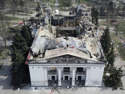 В Мариуполе Россия готовится к открытию театра, где во время бомбардировки погибли люди – горсовет