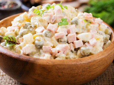  Овочі на “Олів’є” будуть готові за 10 хвилин: старий трюк, з яким можна готувати будь-які салати 