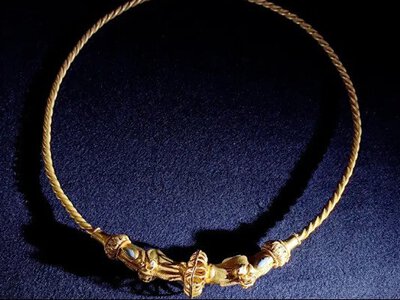 Українські археологи показали золоту гривну сарматського царя Інісмея