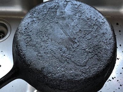 Як повернути блиск старим сковородам: діючі методи без хімії