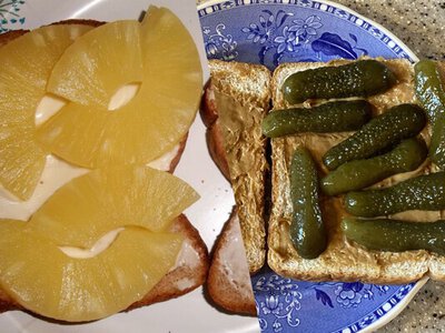 Виглядають як жарт, але їх справді їдять: 5 дивних сендвічів, які існують насправді