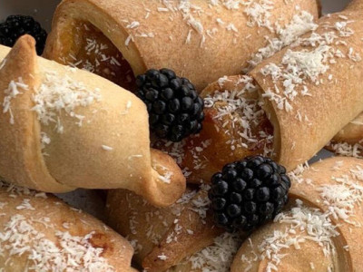 Рецепти:  Смачні домашні рогалики з яблучно-грушевою начинкою