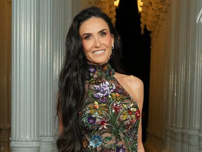 Сміливо: Демі Мур у голій сукні з квітковою вишивкою і без бюстгальтера сяяла на галаконцерті (фото)