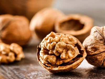 Як розколоти волоські горіхи так, щоб половинки залишилися цілими: хитрі способи