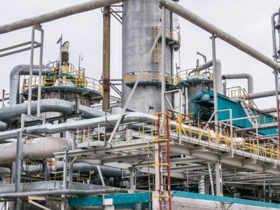 Усе небо червоне. У Нижньогородській області РФ дрони вдарили одразу по двох нафтозаводах