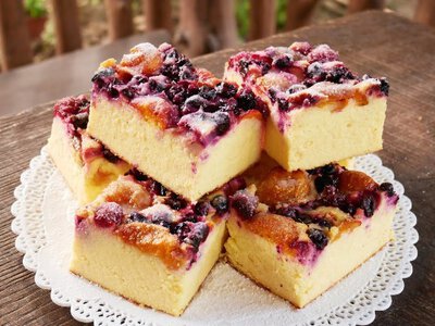 Ніжніше за хмаринку: сирна запіканка з фруктами, від якої неможливо відірватись