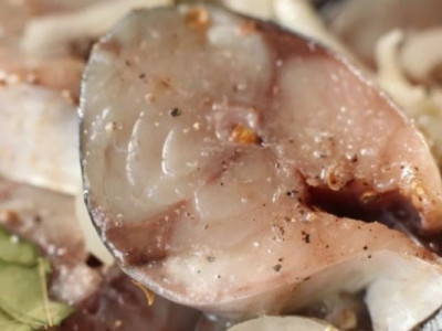 Малосольна скумбрія просто на тарілці: без оцту, води та цукру