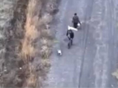 Йшли під білим прапором: окупанти вбили двох цивільних та собаку FPV-дронами, прокуратура розпочала розслідування