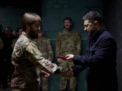 Зеленський відвідав позиції корпусу «Азов» на Добропільському напрямку та нагородив військових