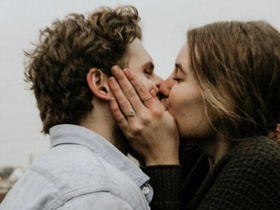 Чому люди цілуються і чи має це сенс?