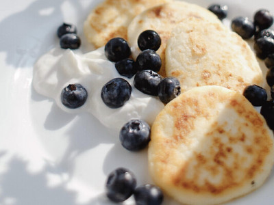 Ніжні й пишні. Як приготувати сирники без борошна