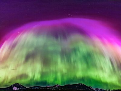 Канадський геолог фіксує рідкісні кольори полярного сяйва на тлі послаблення магнітного поля Землі (ФОТО)