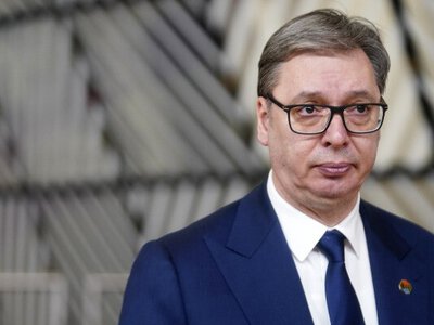 Продати зброю Україні, ліквідувати опозицію, уникнути війни. Що приховує політичний кульбіт президента Сербії?