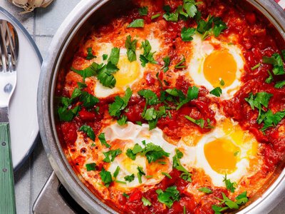 Яєшня по-новому: рецепт найсмачнішого сніданку з овочами та спеціями (відео)