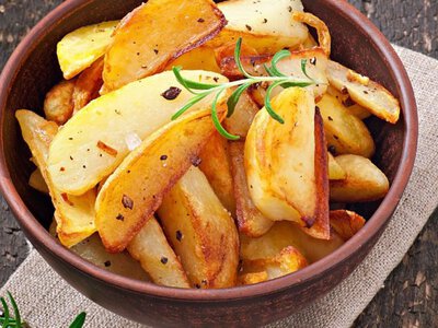 Як смажити картоплю, щоб вона не прилипала та була хрумкою і золотавою