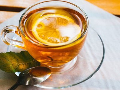 Чи варто пити чай з лимоном: лікарі дали пояснення