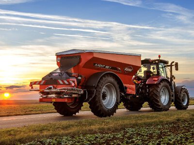 "Годує поле, як з гармати": рекордний об'єм добрив в одній операції