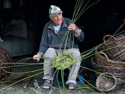Чоловік понад пів століття береже давнє ремесло: погляньте що він робить