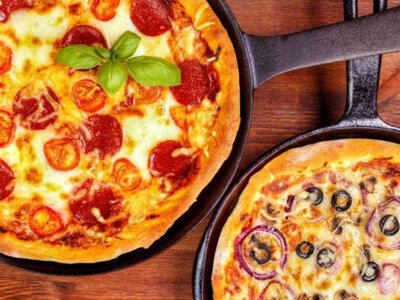 Неймовірне тісто і смачна начинка: рецепт найшвидшої домашньої піци на сковороді