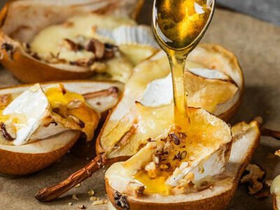 Просто тане в роті: запечена груша з сиром, горіхами та медом