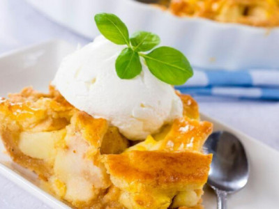 Рецепти:  Смачна ароматна домашня шарлотка з морозивом