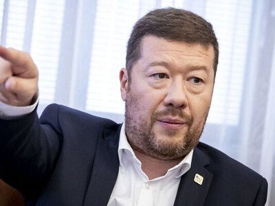 У Чехії зняли український прапор з будівлі парламенту