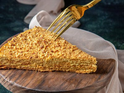 Торт за 15 хвилин без духовки: медовий шедевр, який обожнюють усі