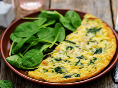 Омлет зі шпинатом на сніданок: простий рецепт від англійських лікарів, який допомагає знизити тиск зранку
