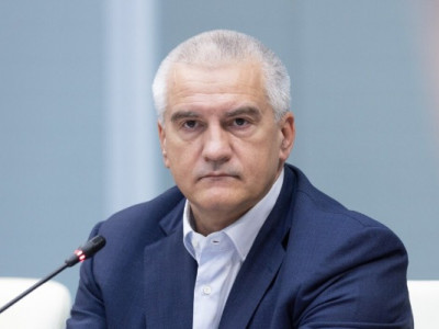 Внутрішні та зовнішні вороги Аксьонова. Що або хто рятує його в кримському кріслі?