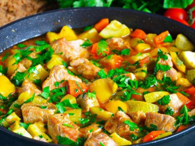 Ситна вечеря в духовці: як приготувати м'ясо в рукаві з овочами