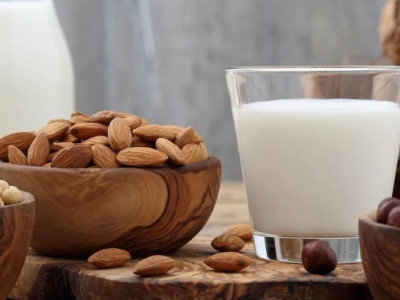 Вівсяне, бананове чи мигдальне: яке альтернативне молоко найкорисніше