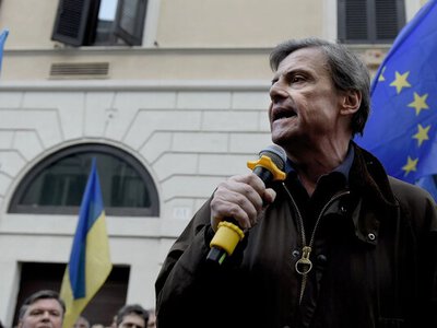 Італійський сенатор Карло Календа зробив татуювання з гербом України