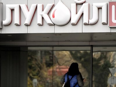 Румунія й Болгарія намагаються врятувати НПЗ на своїх територіях, які належать російському Лукойлу – Politico