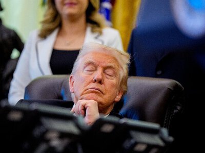 “Заснув?” Фото Трампа із заплющеними очима в Овальному кабінеті розбурхали Америку: що справді сталося