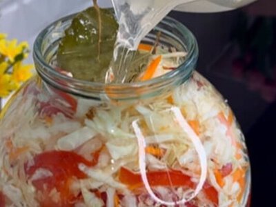Приготуйте на зиму в банці смачний і дуже соковитий салат із капусти й перцю. Рецепт маринаду