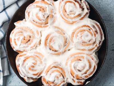 Рецепт сінабонів з начинкою: ніжні булочки, які тають у роті