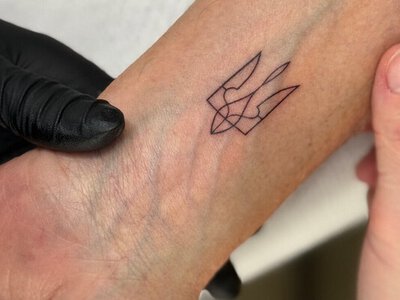 Посольство РФ в Італії назвало нацизмом татуювання з гербом України, яке зробив італійський сенатор