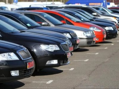 Українці масово купують старі авто: скільки коштує найпопулярніша модель