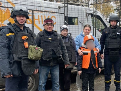 Крок за кроком до безпеки: як рятувальники допомагають людям евакуюватись з Донеччини