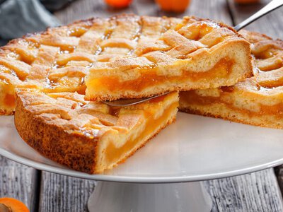 Все змішуємо і готово: як приготувати простий пиріг з абрикосовим варенням