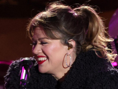 Це так мило: Келлі Кларксон взяла участь у заручинах та шлюбних обітницях фанатів просто на сцені