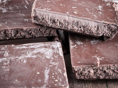 Шоколад з білим нальотом - чи можна їсти такий десерт