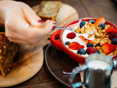 Вуглеводи чи білок на сніданок: експерти поділилися, що більше додає енергії 