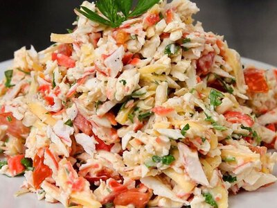 Салат за п`ять хвилин, який здивує навіть гурманів: ніжний сир і крабові палички створюють вибух смаку (відео)