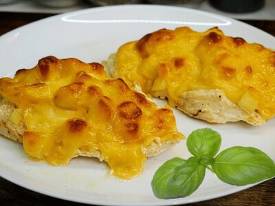 Соковита, ароматна, ідеальна: рецепт курки з ананасами, що вражає