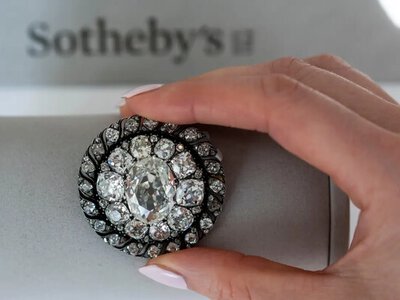 Брошку Наполеона, загублену під час втечі після Ватерлоо, продано на аукціоні в Женеві