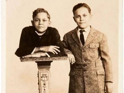 Джонні Ек — половина хлопця, який прожив повне життя