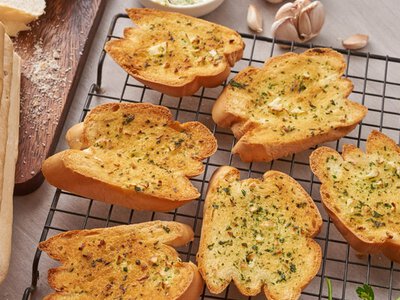 Грінки з часником: хрусткий перекус із найпростіших інгредієнтів