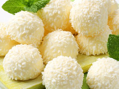 Як приготувати повітряні кокосові кульки до чаю — на смак кращі за «Рафаелло»