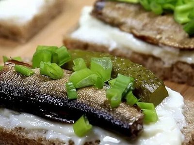 Бутерброди зі шпротами по-новому: рецепт смачної закуски для новорічного столу